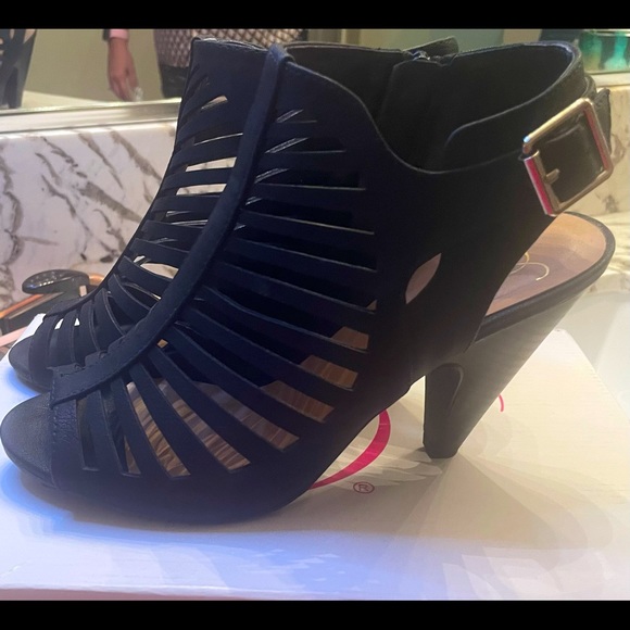 My delicious shoes, black open toe strapped heel, size 8.5 worn once . - Picture 3 of 6